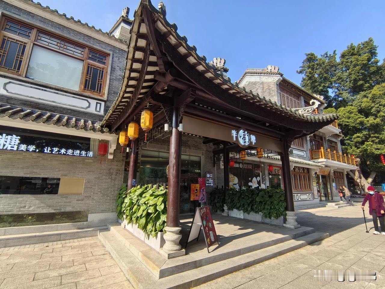 逛广州荔湾湖公园的时候，可千万别错过泮塘古村！
 
这里富有岭南气息与西关特色，