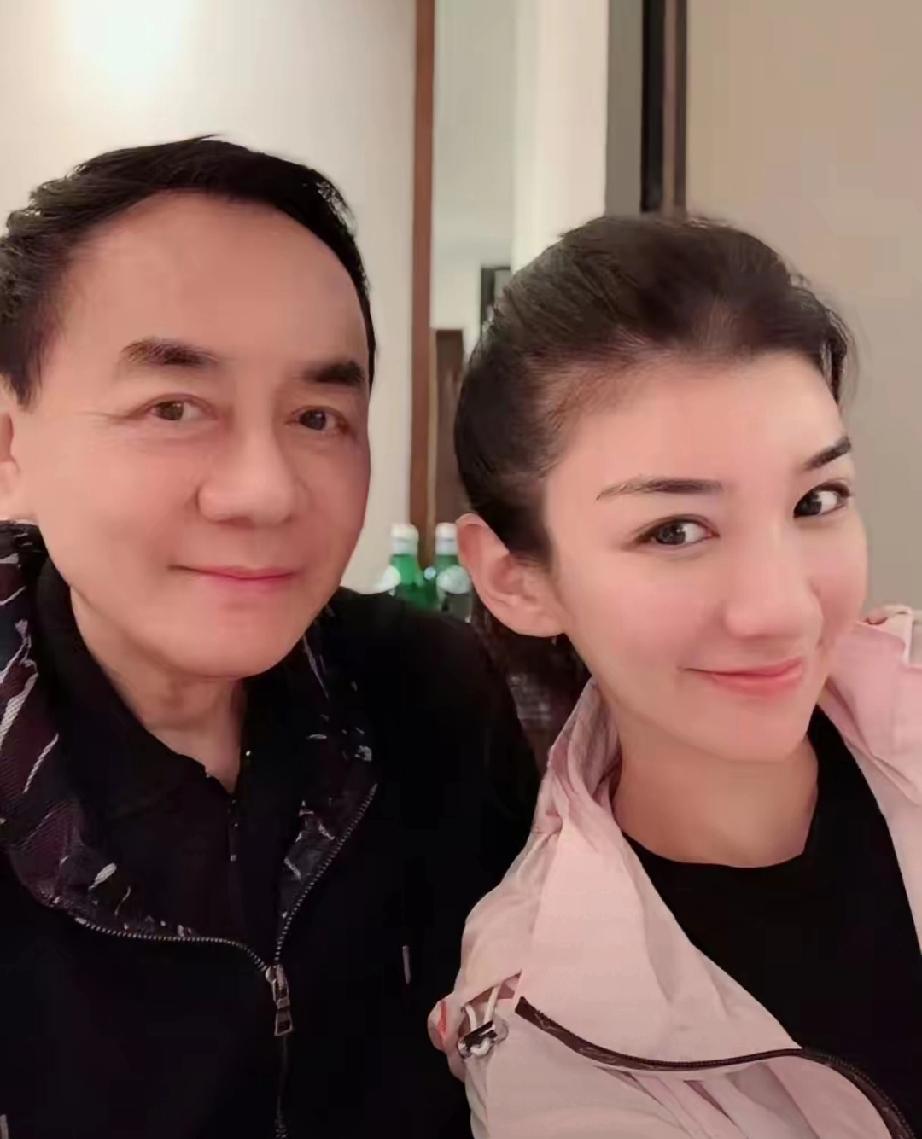 基因太强大！黄奕晒父女合照，爸爸年轻时颜值惊艳全网
 
         黄奕晒