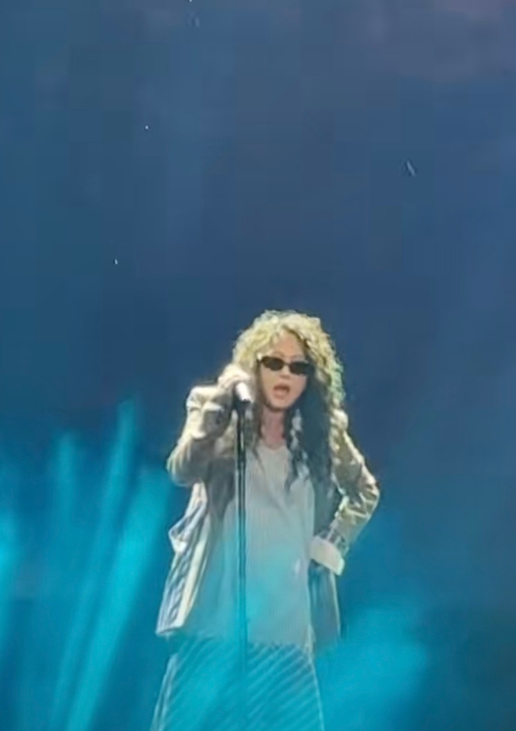 陈粒演出时耳机爆炸 已经是本月第三次严重设备故障了，音乐人的耳朵就是半条命啊。。