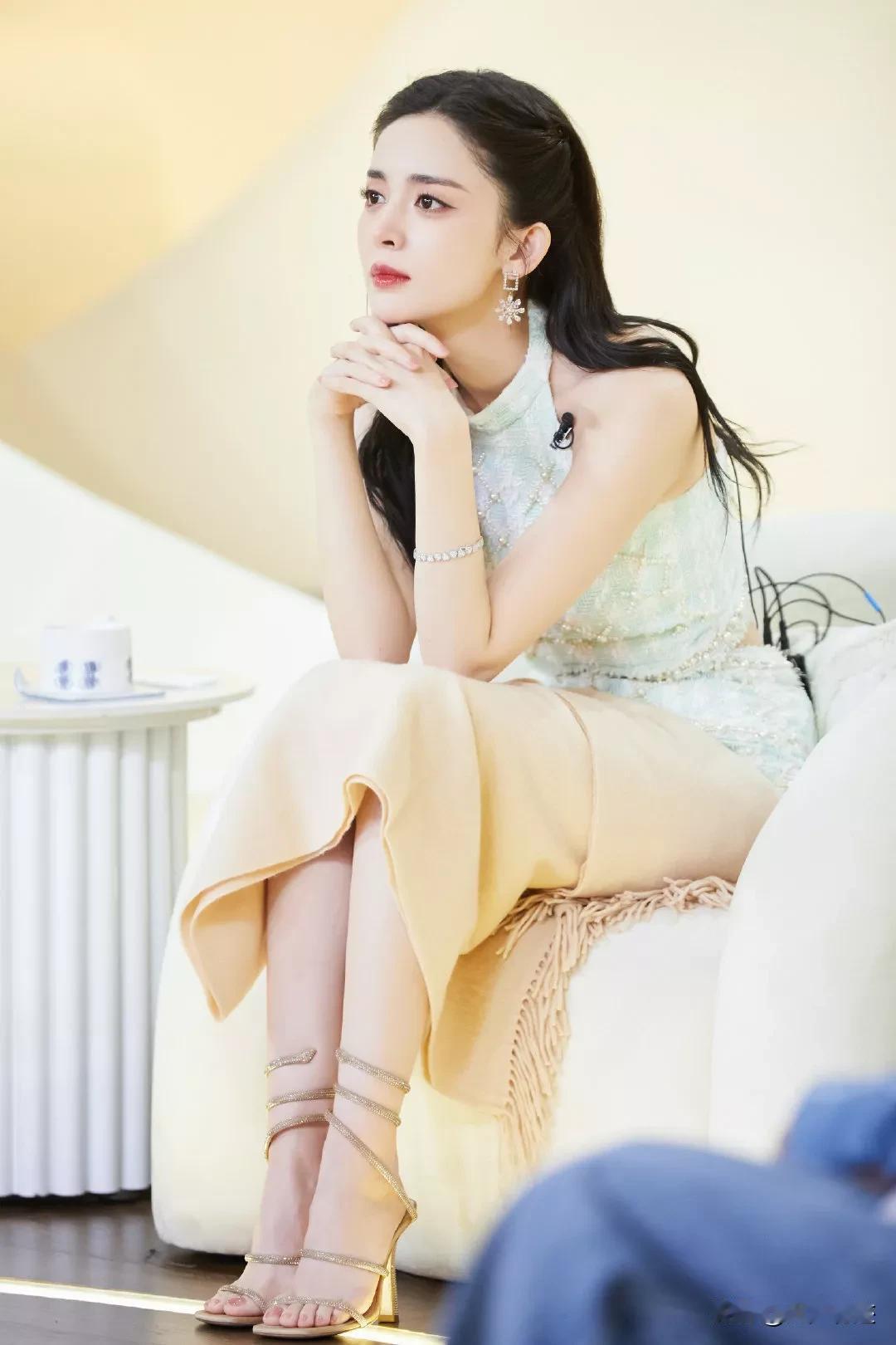 古力娜扎的美脚！
传说古代有一位叫潘玉儿的美女，因为一双美脚被皇帝看中。而皇帝对
