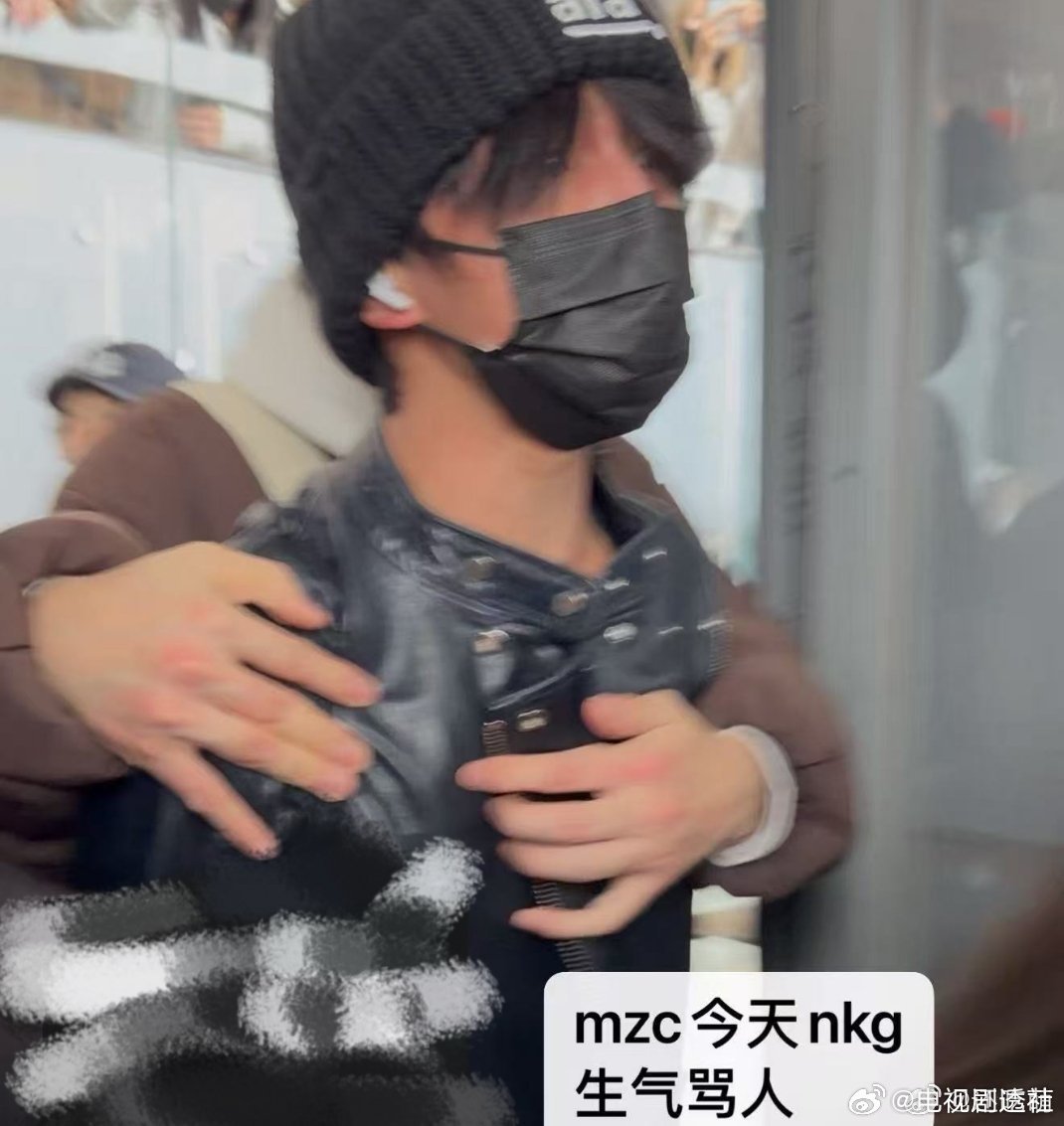 穆祉丞怒斥私生穆祉丞机场怒斥私生穆祉丞机场廊桥怒斥私生，私生跟拍太过分了给孩子都