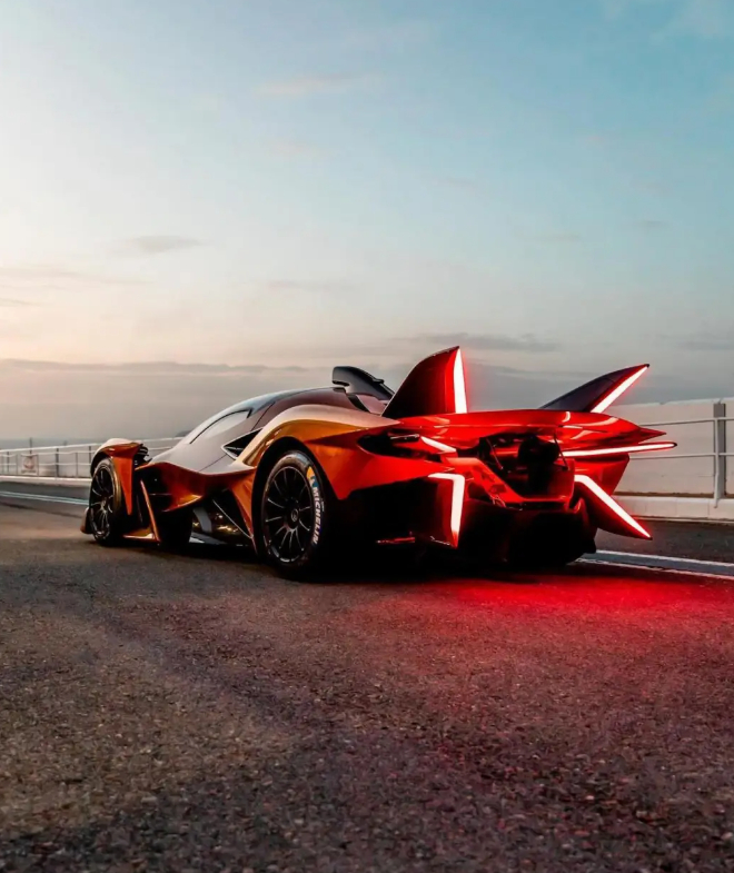 我这人平时对超级跑车不太感冒，但阿波罗EVO这车，真是让我忍不住想多说两句。它就