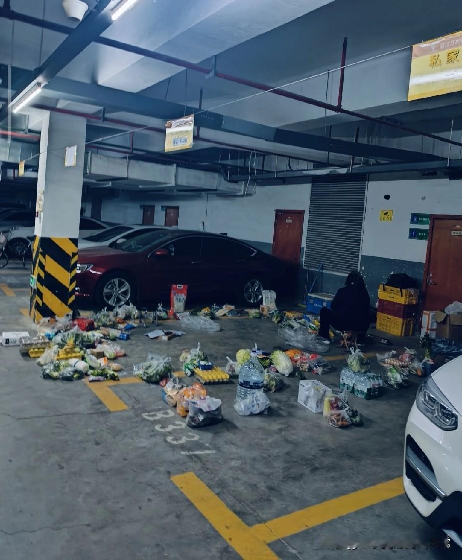 邻居把地下车库改成团购仓，这操作我看傻了！
 
下班进小区地下车库，直接被眼前一