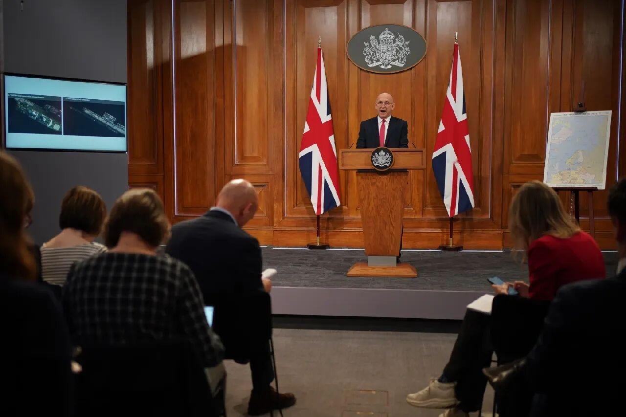 英国和挪威军方日前在北大西洋实施持续数周的联合军事行动，追踪并驱离靠近海底电缆活