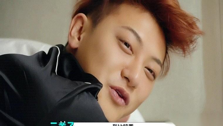 我真的要被黄子韬笑死。
情急之下，为了不被工作人员抬走，他几乎是吼出来的：
“我