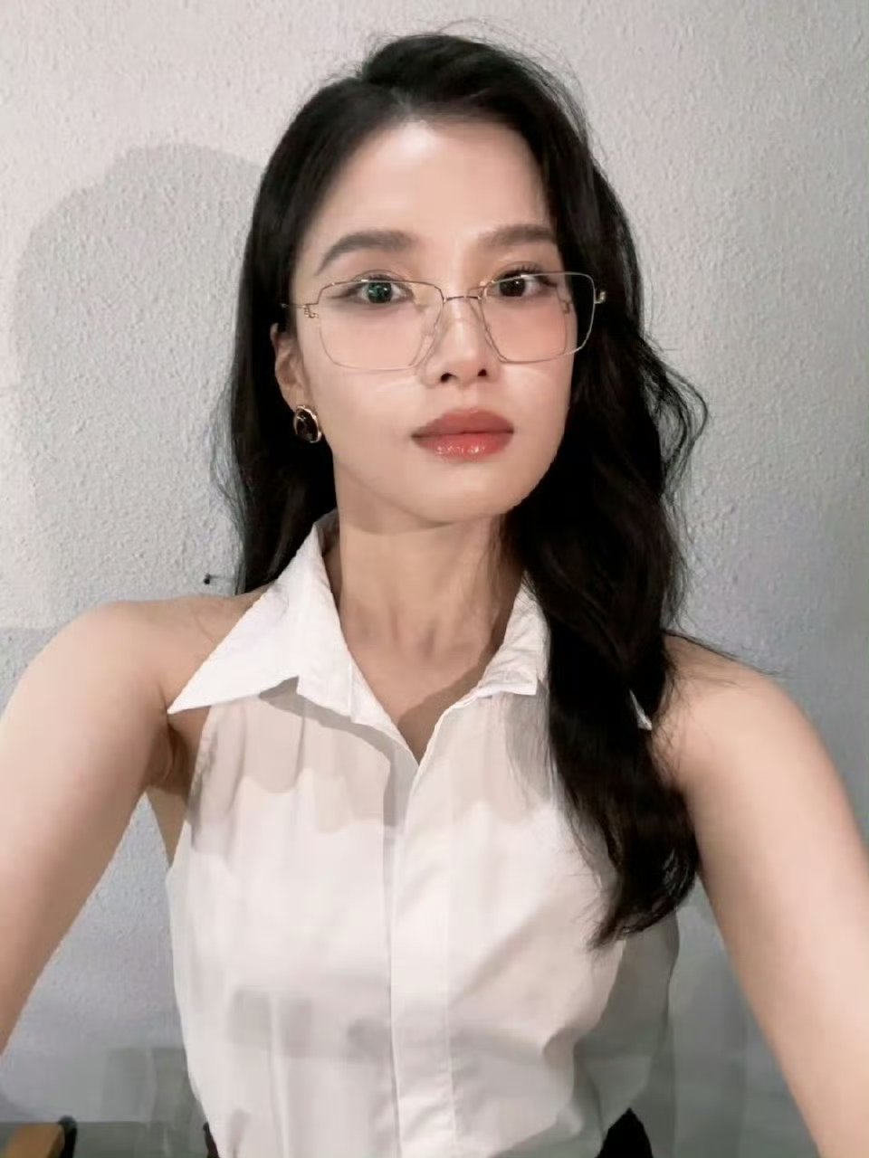 张婧仪戴眼镜好有高智感[求关注] ​​​
