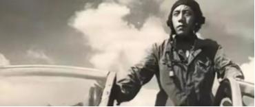 1990年，中国飞行员王宝玉开着飞机叛逃苏联，苏联答应送他去美国，然后给王宝玉戴