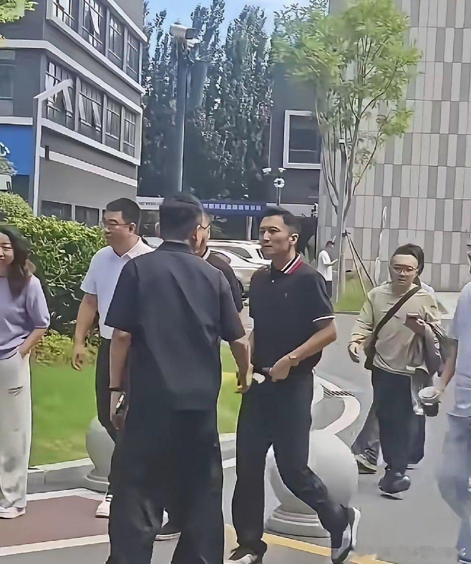谢霆锋现身青岛反差有点大，脸上皮肤有点黑，人也很瘦，当天穿的太接地气了，在一群人