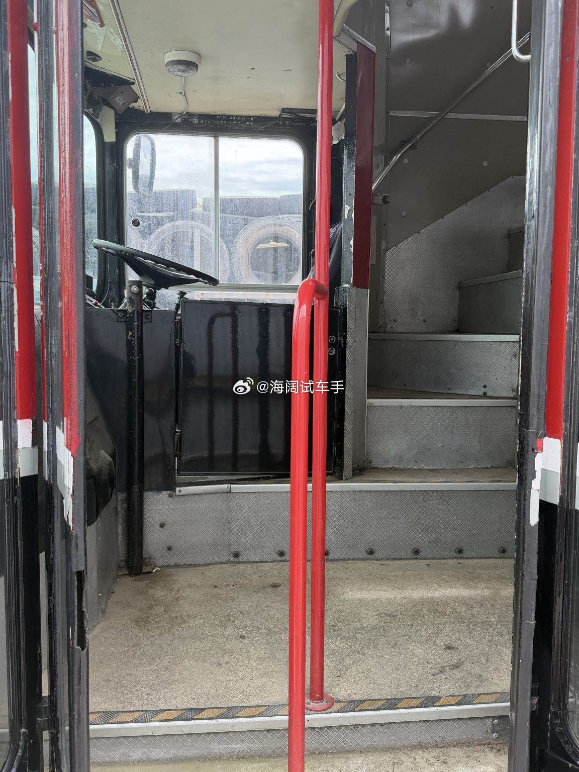 1980年的双层巴士，这车是哪生产的没看懂，说是1980年进口在新西兰上的牌，跑