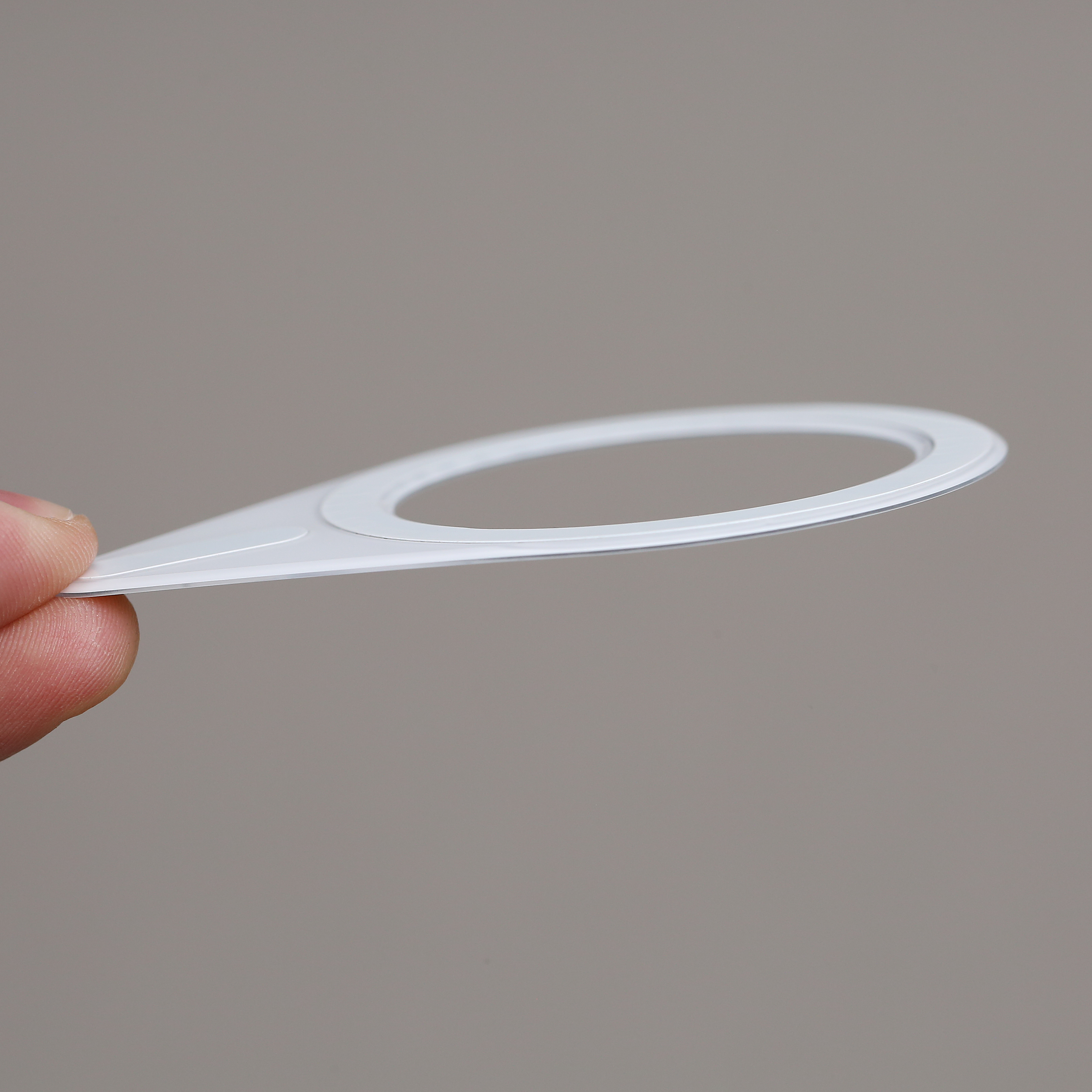 轻薄强磁力的水滴发射端磁吸补丁，也是一款属于充电宝和移动硬盘的好搭子自带尾巴磁铁