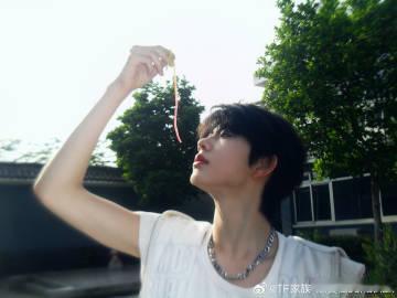 陈奕恒运动风男高 投进进球后微微抬头舒展笑意，眉眼明亮动人，赛场热烈氛围与干净少