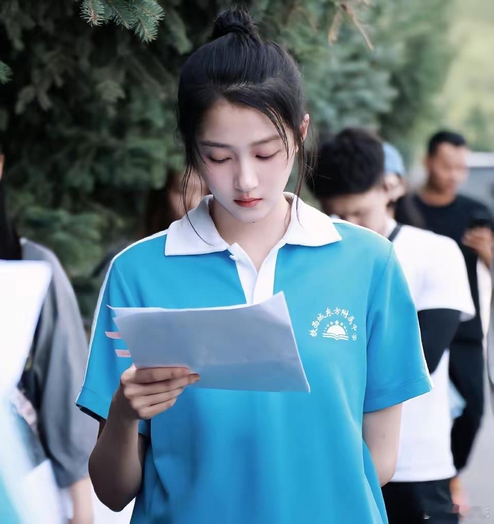 校服才是关晓彤的统治区，电视剧《岁月有情时》关晓彤一身蓝白色学生服，一下就抓住了
