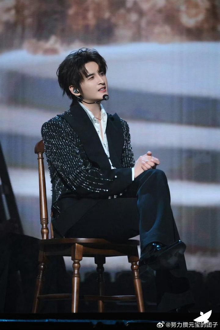 张远票卖完了就把锁骨藏起来张远开票售罄两副面孔 好喜欢张远重庆场海报啊，非常有设