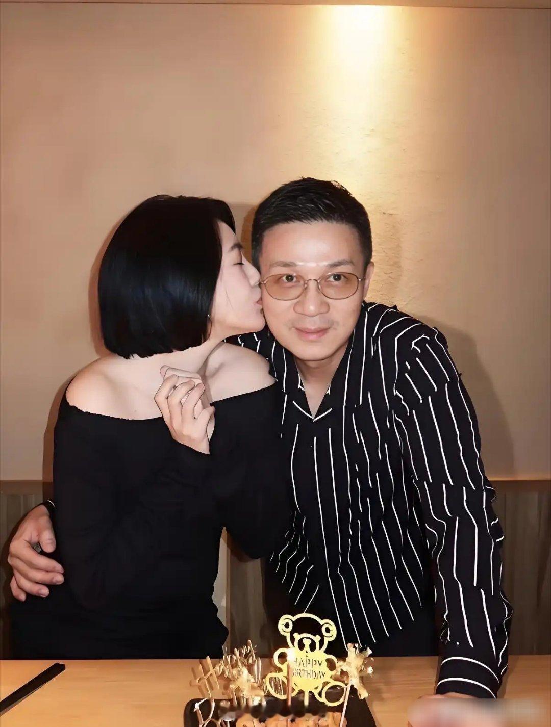小S举办家宴为56岁许雅钧庆生！小S闭眼亲吻许雅钧，56岁老公表情淡定， 二女儿