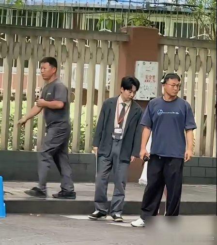 郭麒麟怎么瘦成这样了？路人成都偶遇他拍戏，脸颊都凹进去了。一开始还以为是《边水往