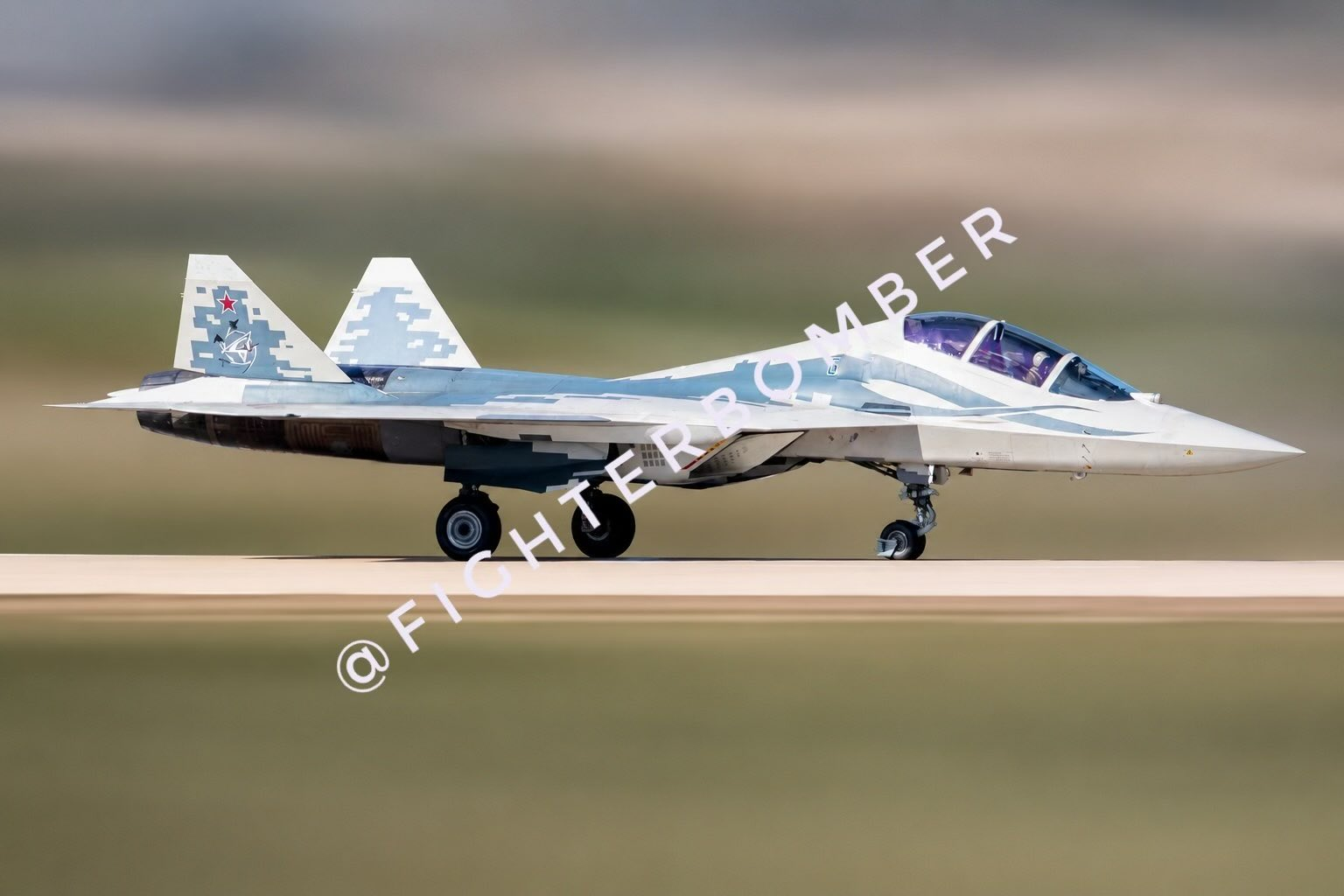 🔻SU-57双座版本。 
