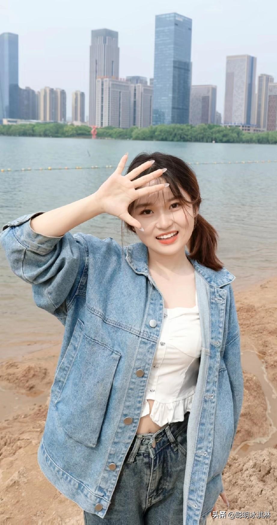 阳光沙滩，元气少女，城市天际线，快乐时光