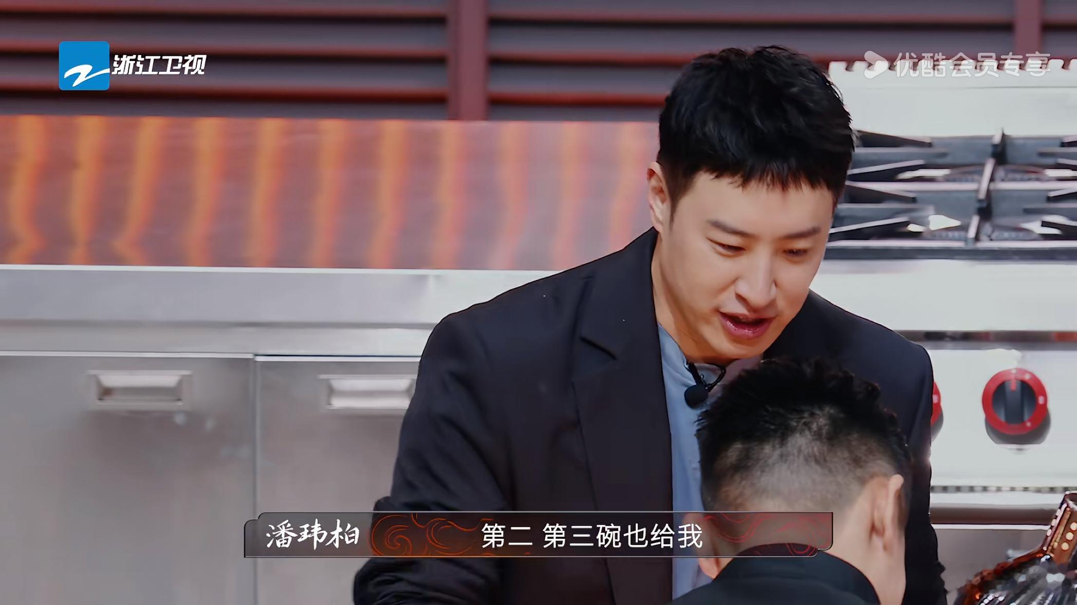 潘玮柏吃牛肉面连吃带拿炙热游戏啊百厨大战 潘玮柏在《炙热游戏：百厨大战》被牛肉面
