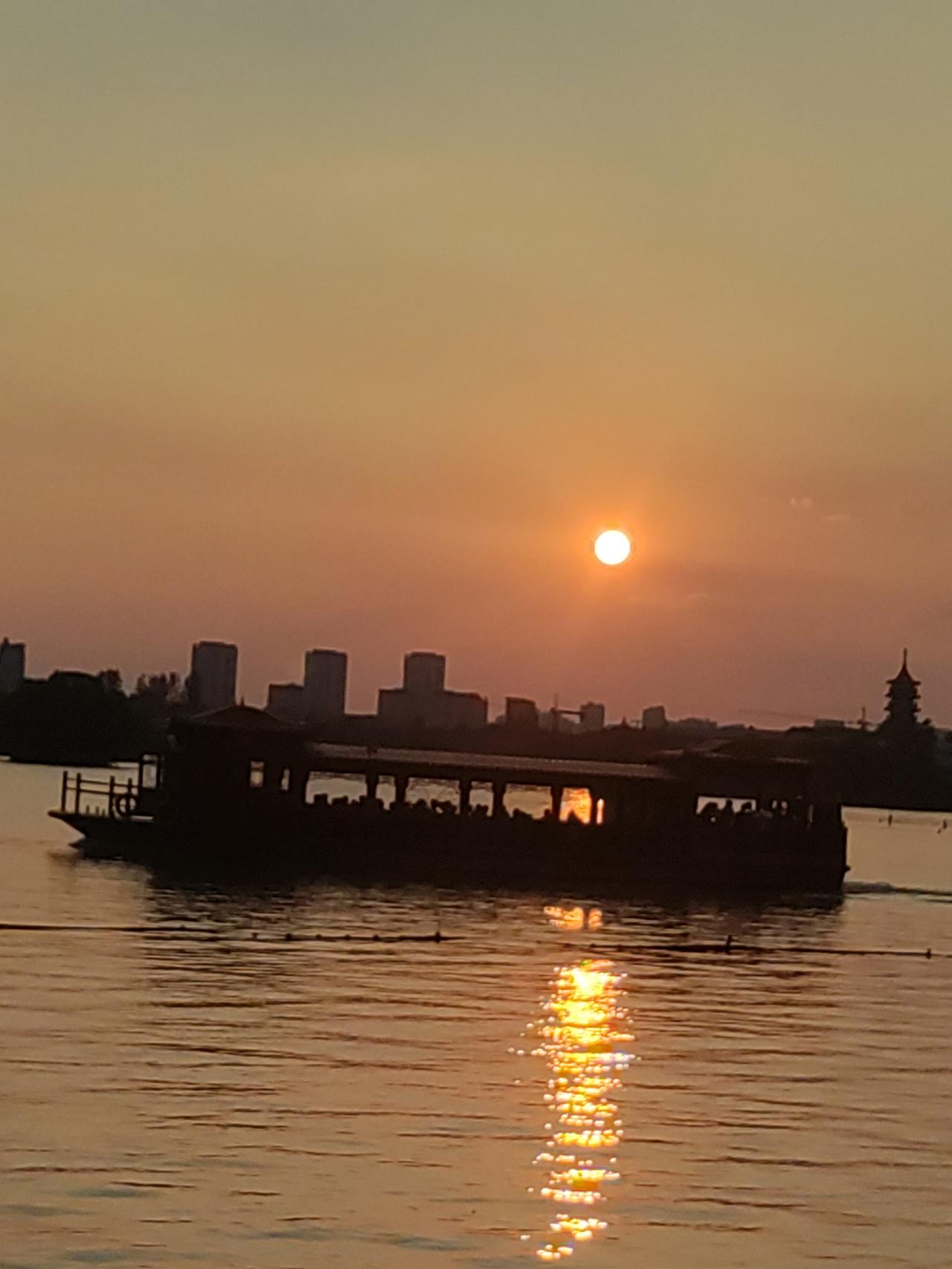 南湖红船（散文诗）

红船。
在南湖上划了千百年，航行在中国革命史一个世纪。
南