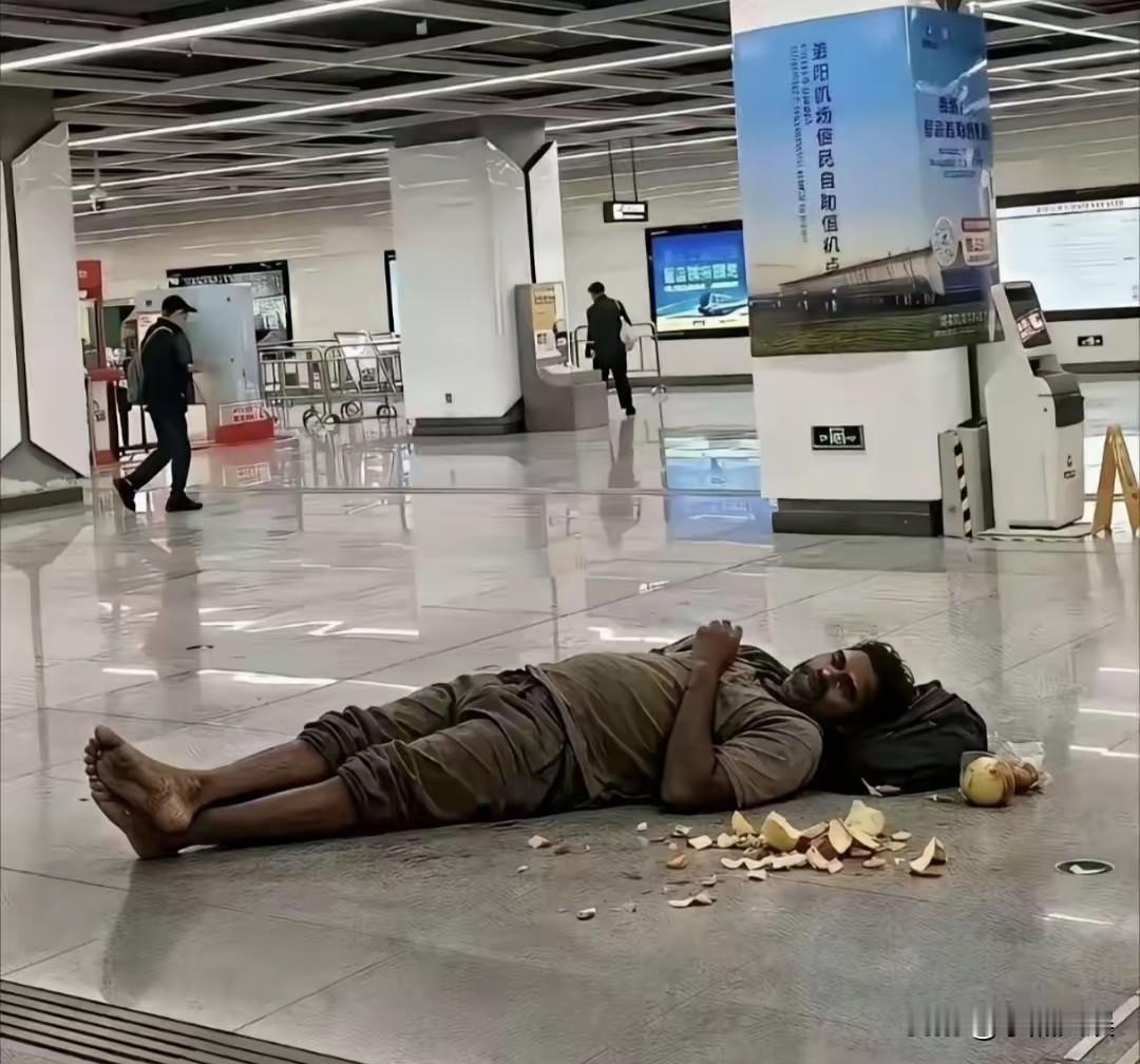 你确定你是来避暑的吗？
看到这种行为你是什么感受，他就这样躺在了地上，旁边是他随