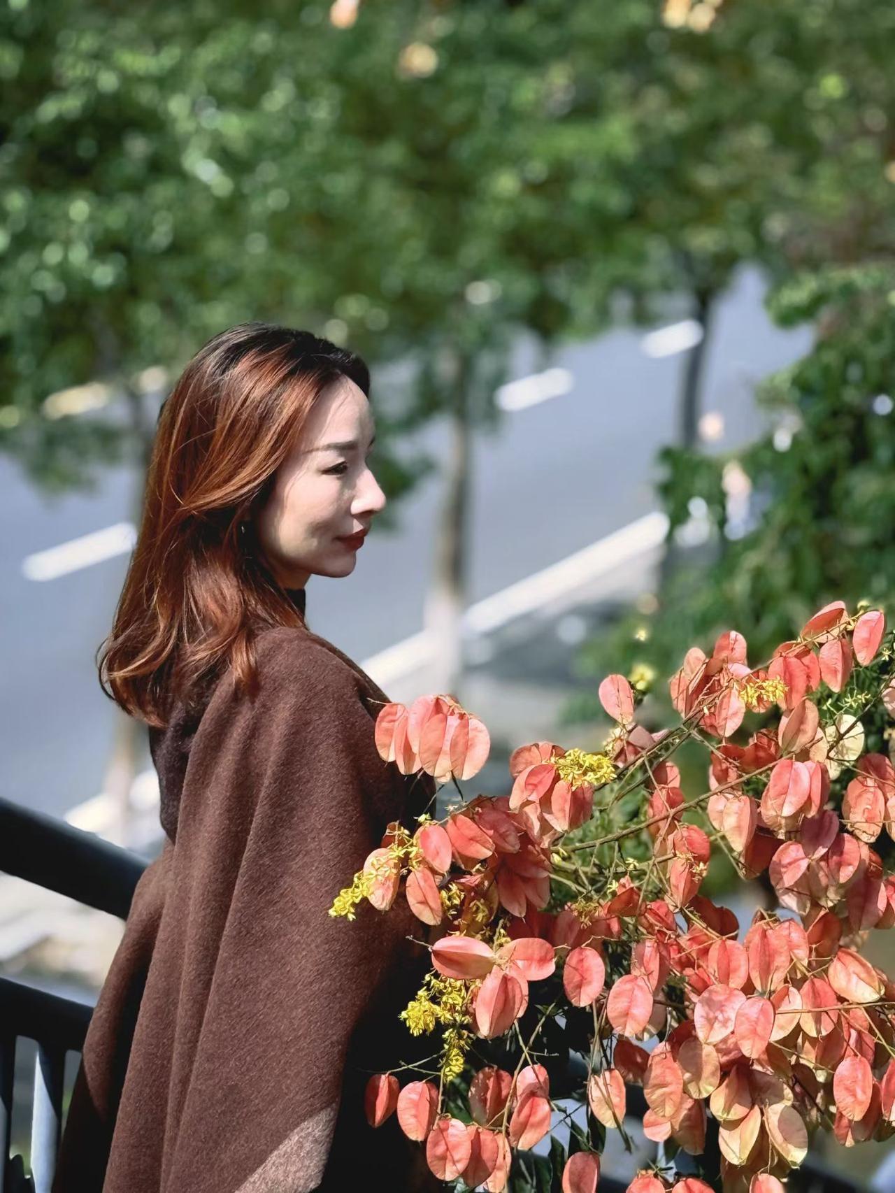 生活像咖啡，苦难是沸水，唯有在滚烫中翻滚，才能萃取生命的醇香。这句话看似简单，却