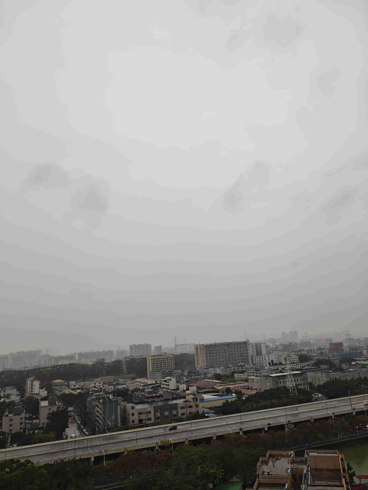 我的今日状态：😁轻松愉快
我这里的天气：🌧下雨：深圳今日下大雨，气温24度到