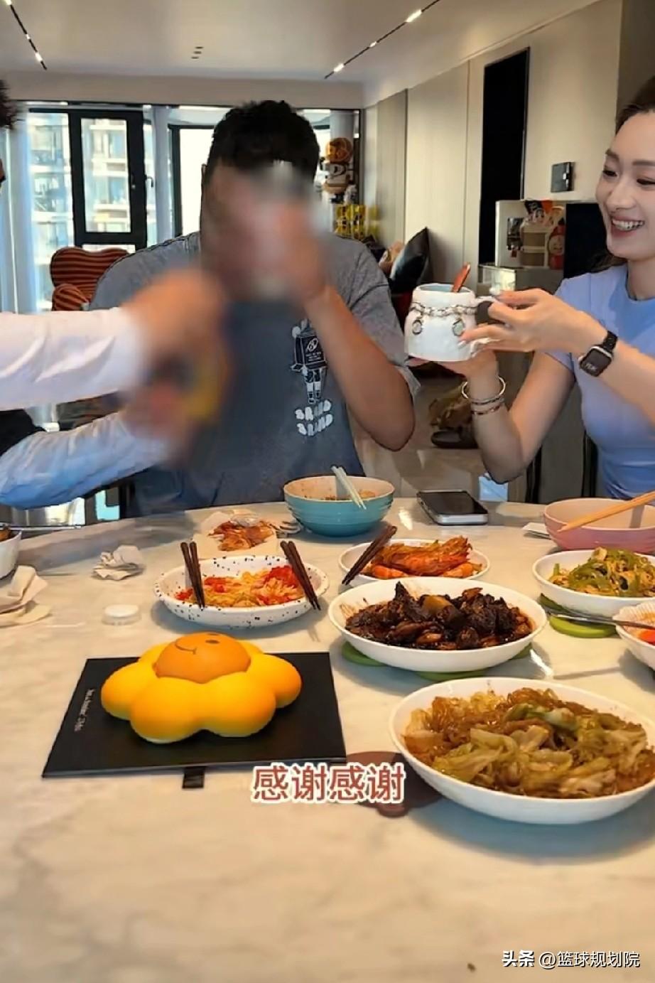 翟晓川也是草根篮球人的典范！也是个很励志的故事！

从小出生于农村，当时对篮球的