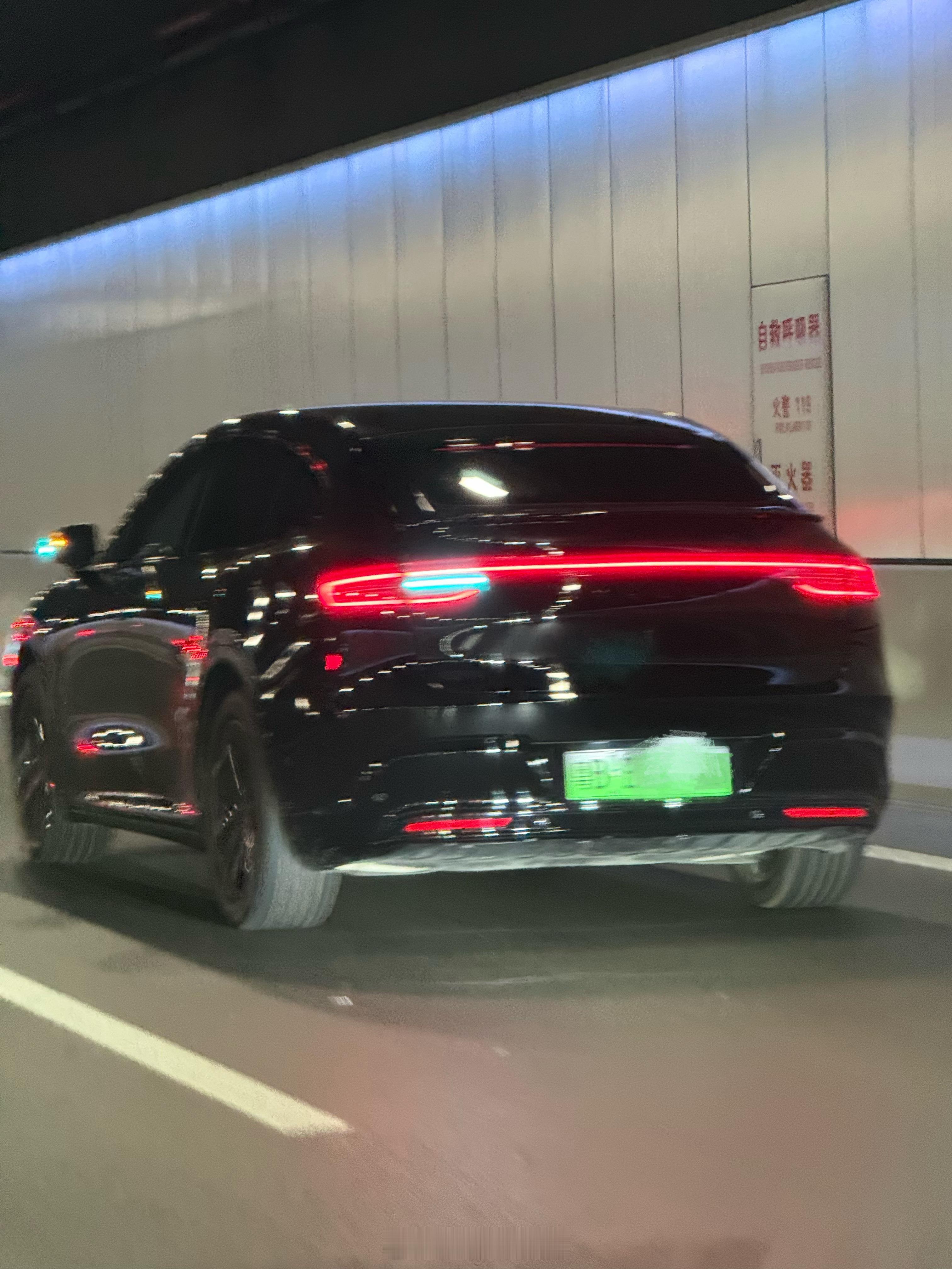这车是咋回事？为啥只有一边的小蓝灯亮，另外一边不亮？