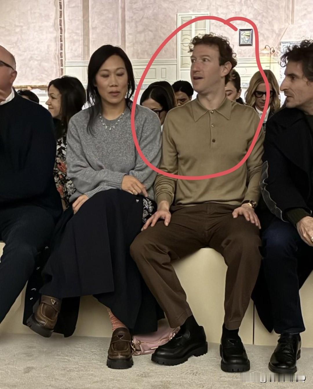 米兰普拉达时装秀上的神秘嘉宾！
看到他的样子真的很搞笑！
让我想起了以前他偷瞄贝