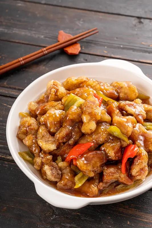 溜肉段和锅包肉哪个好吃，这可真是个让人纠结的问题。我觉得这俩各有千秋。
溜肉段外