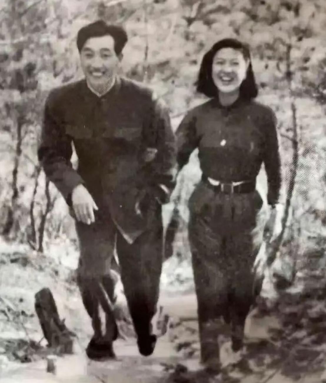 志愿军师长汪洋与周湘玟游玩的照片，郎才女貌，情深意切，真是一对令人羡艳的战地鸳鸯