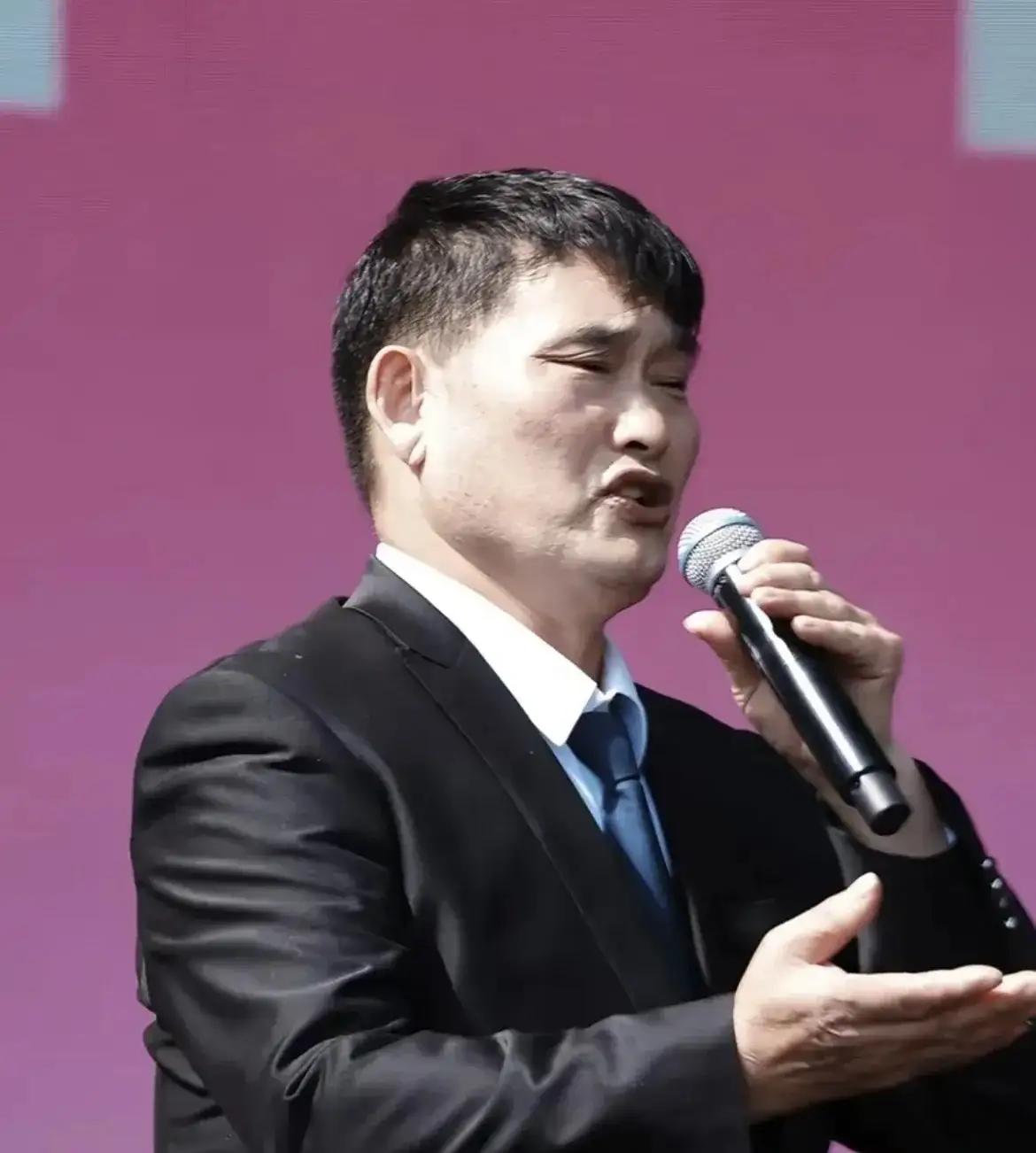 大衣哥近年热度居高不下，演出接到手软，遭到组团举报，商演叫停，回家种地，一点也不
