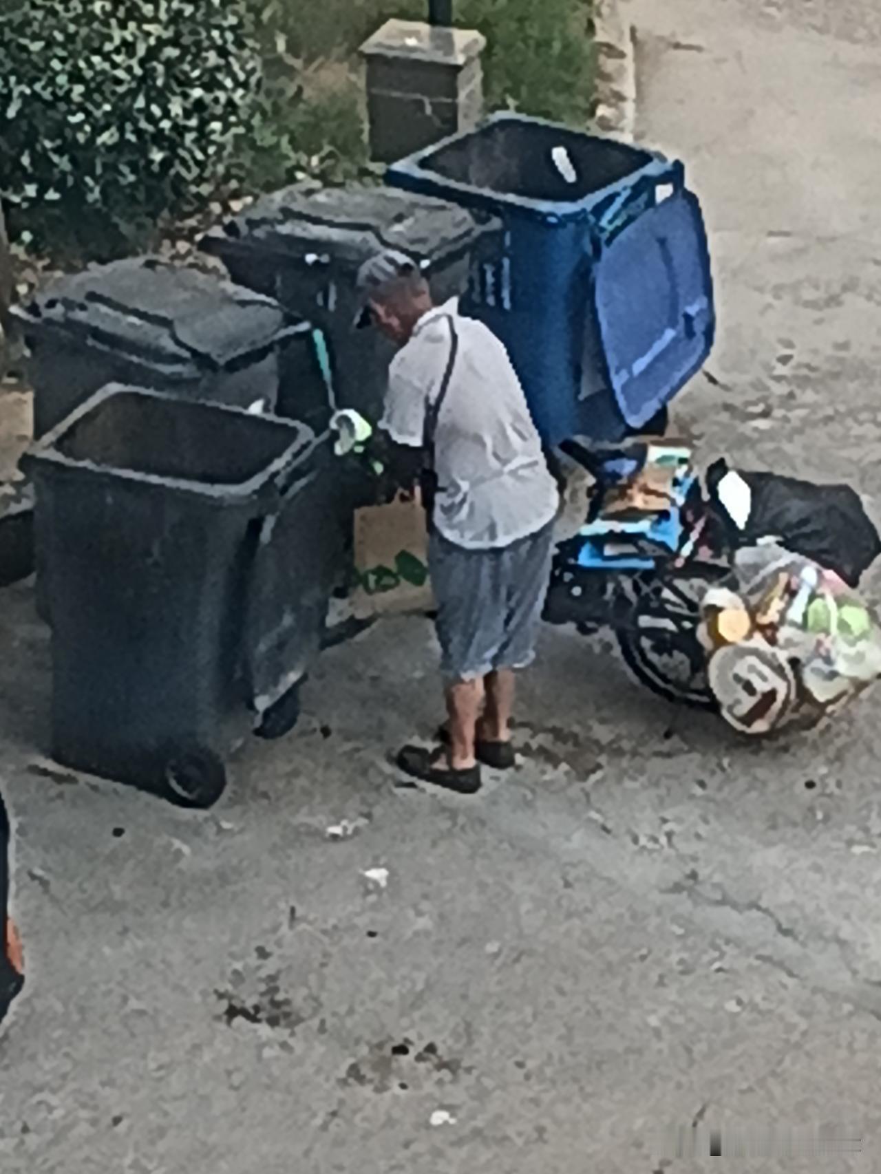 我发现当下捡垃圾挺火的，翻垃圾桶的人越来越多了。也都用上交通工具了，队伍还在不断
