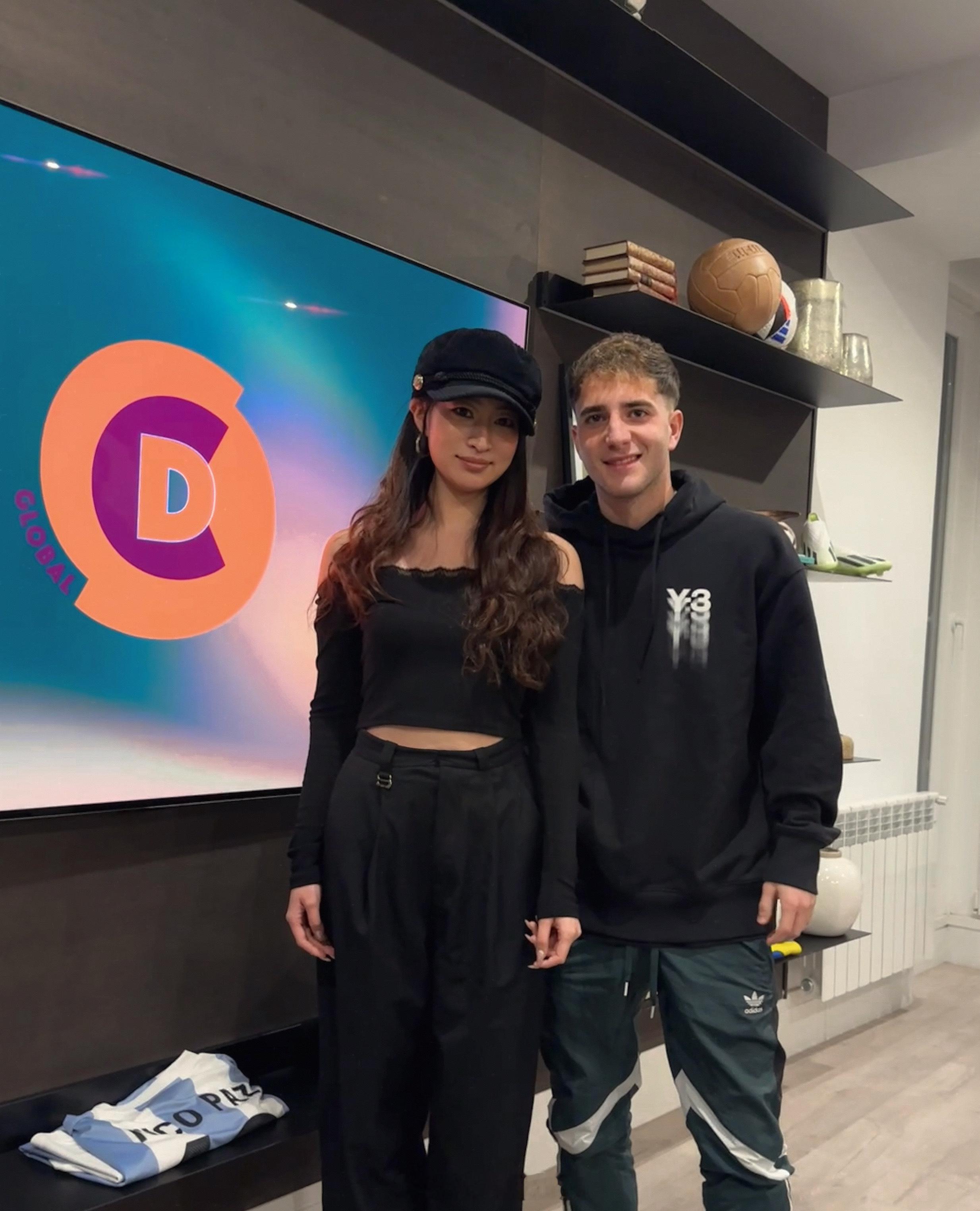 出发去球场了无奖问答！谁能说出这家访的是谁，谁就是好样的！ 