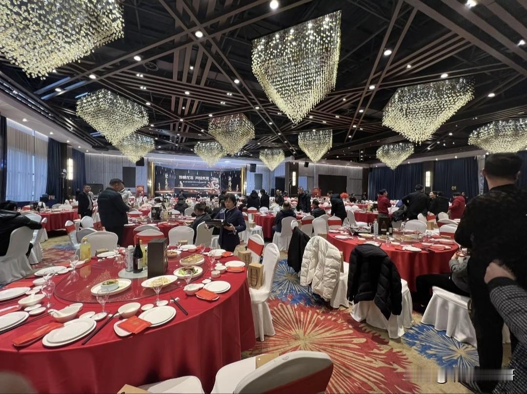 我觉得今年降薪了的公司搞年会就是扯淡，有这个钱还不如补给我们打工人，小的公司花销