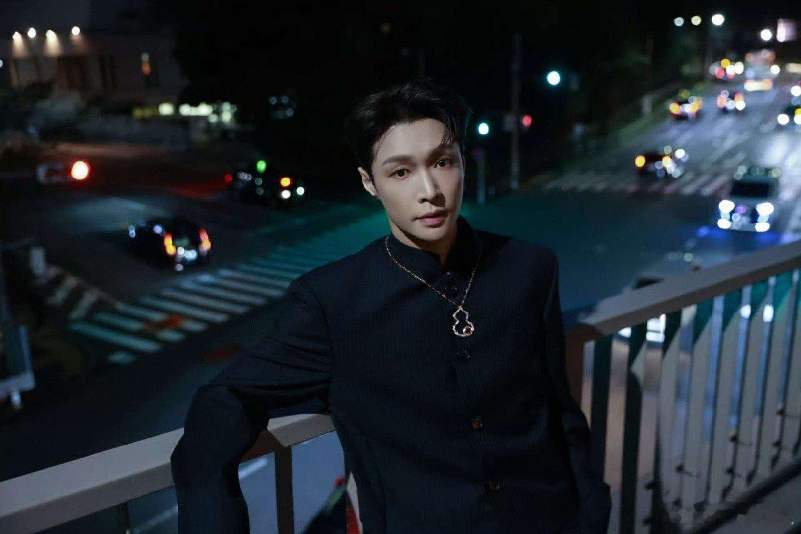 张艺兴夜幕大片张艺兴赴光影盛宴张艺兴夜幕大片，好权威 ​​​