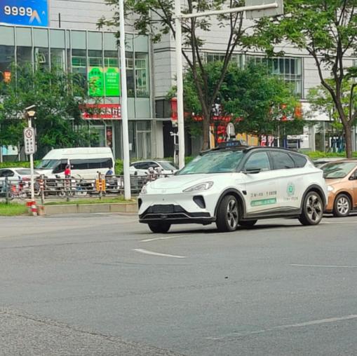 目前“萝卜快跑”在武汉已经达成投放量400辆左右，这种数据讲实话确实属于对科技发
