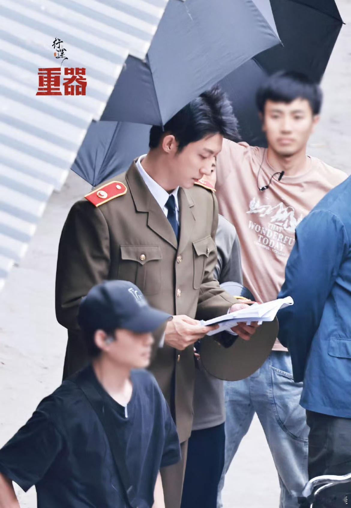黄景瑜黄景瑜老辈子大学生就是清澈电视剧重器黄景瑜氛围感反差也太大了，大学生模样干