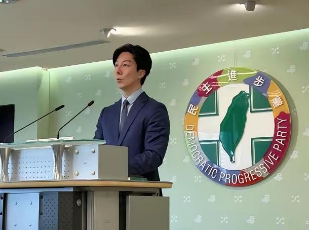 就在刚刚，民进党恼羞成怒，天价军购案彻底卡壳
 
4月29日，针对郑丽文直言1.