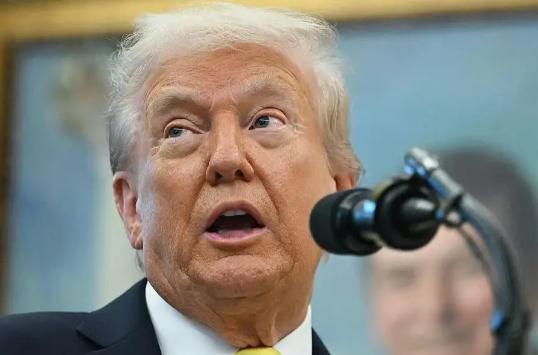 毛主席早就说过：美国是只纸老虎，一戳就穿。这次扣押中国油轮的行径，把美帝国主义的