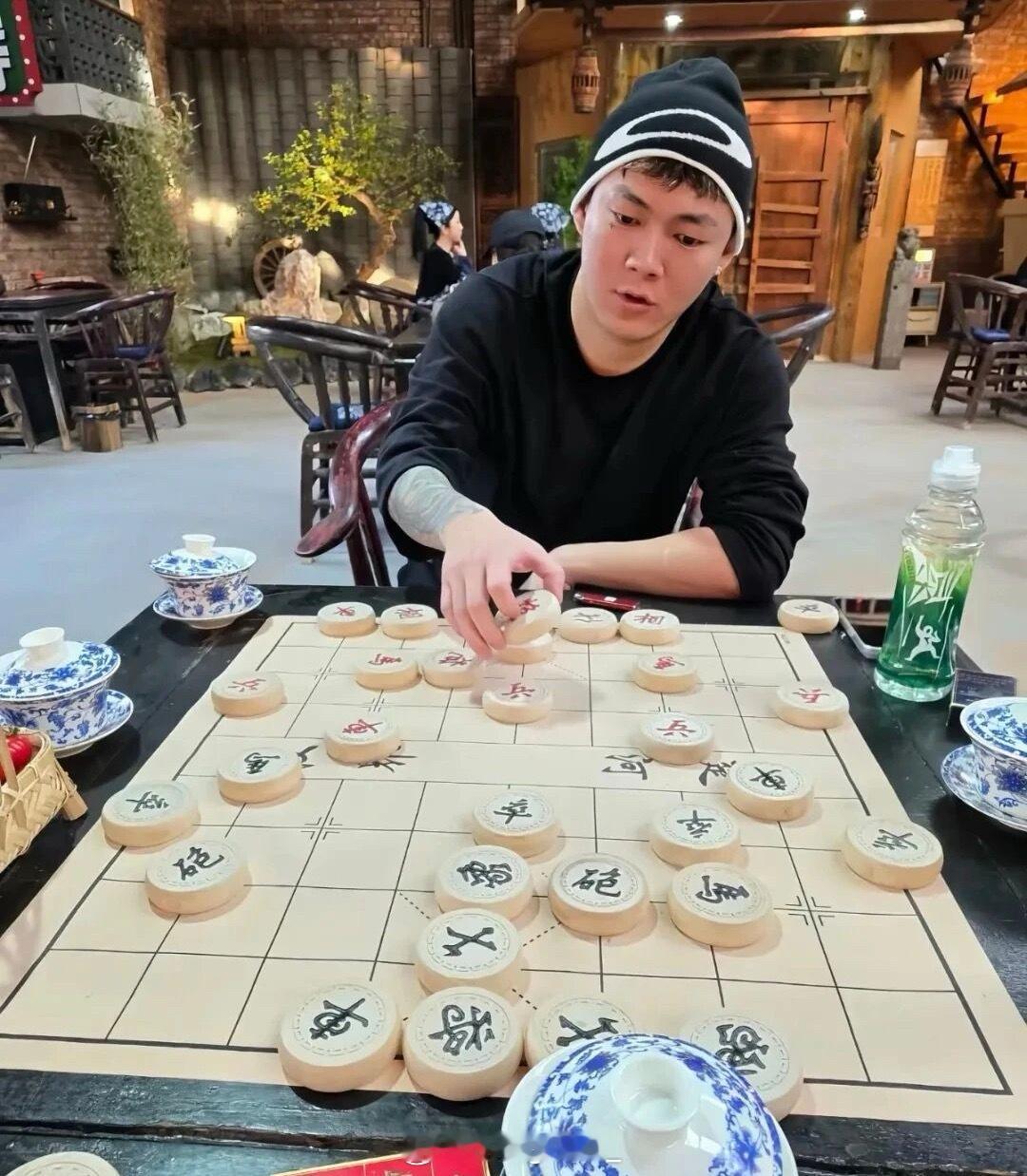 网友投稿：贝贝朋友晒出和贝贝下象棋！李京泽