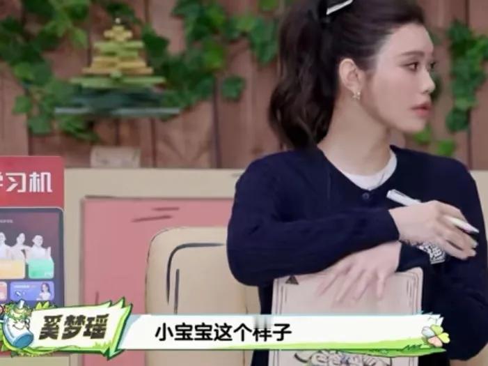 奚梦瑶儿子模仿妈妈怀孕，把奚梦瑶都给逗笑了，她说自己怀二胎的时候，儿子多少也是知