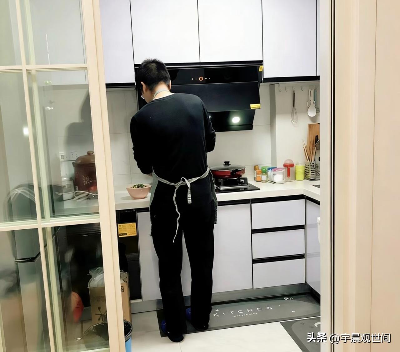 失业的老公，穿上了围裙
在这浮躁的社会，我们彼此取暖。
	
老公失业了，
我面试