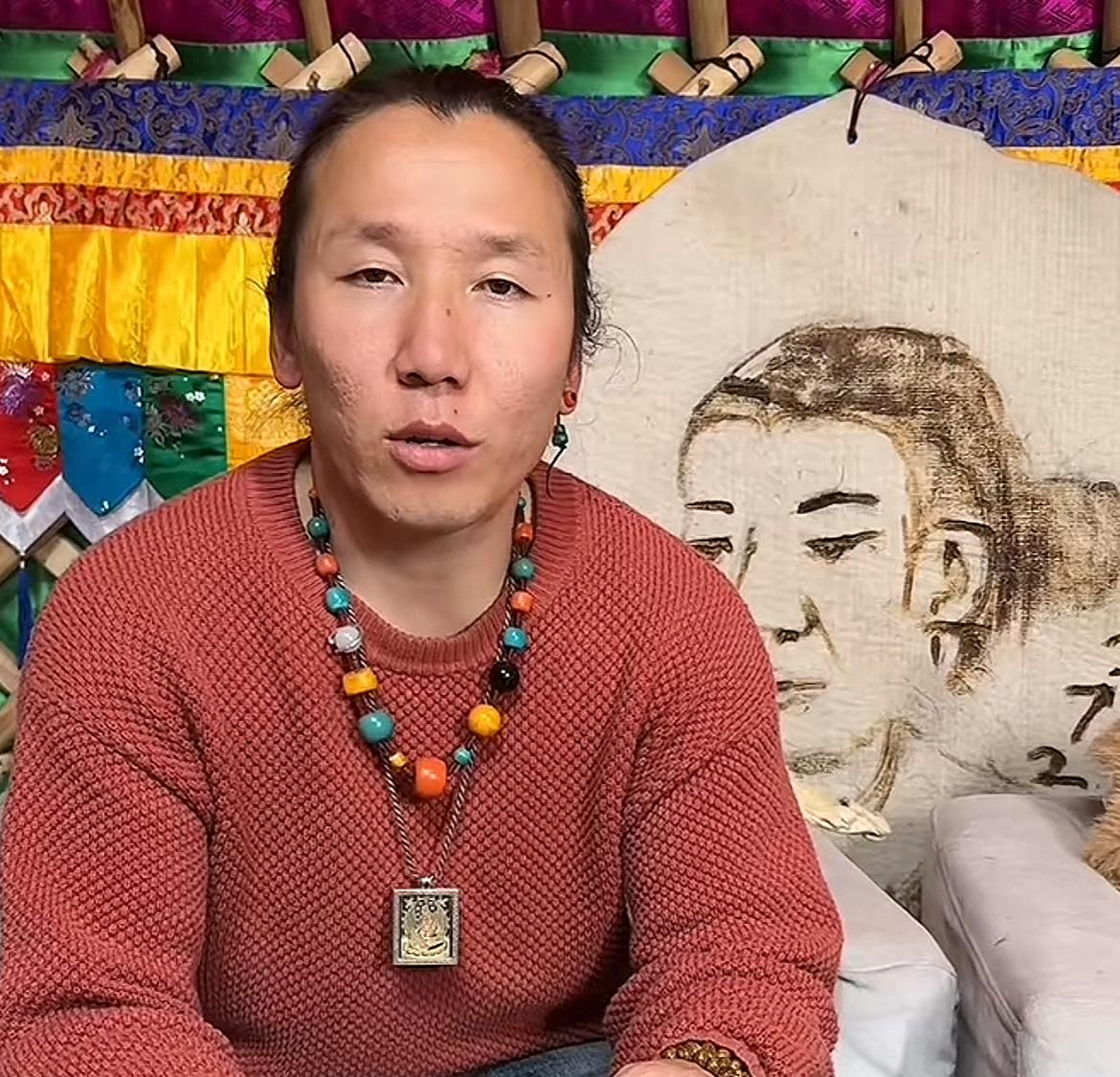 他们说敖其尔去世了，我是不相信的，但越翻越心惊，真希望家人出来辟谣。
敖其尔一个