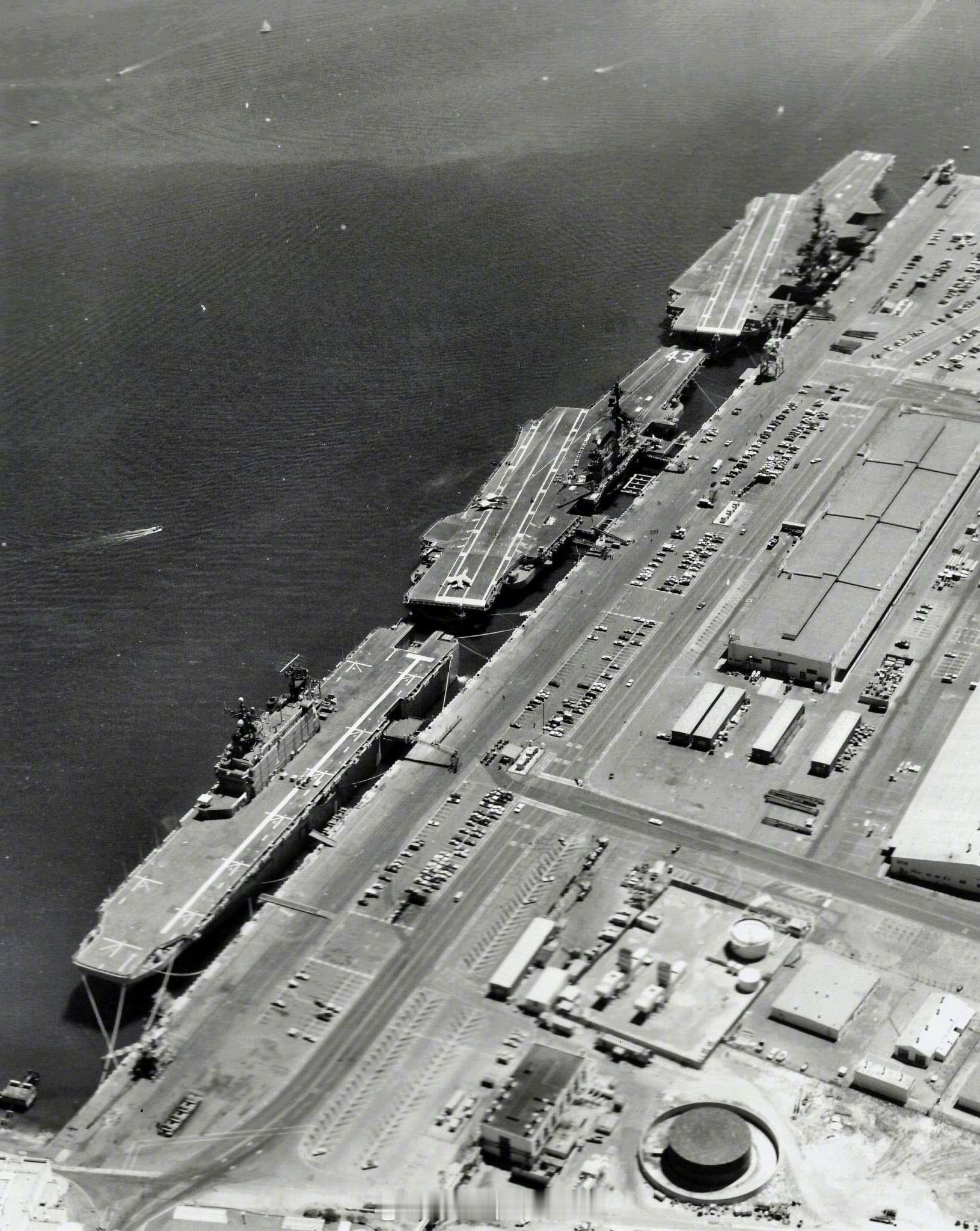 照片中的历史[超话] 20 世纪 70 年代末（可能是 1976 年），美国海军