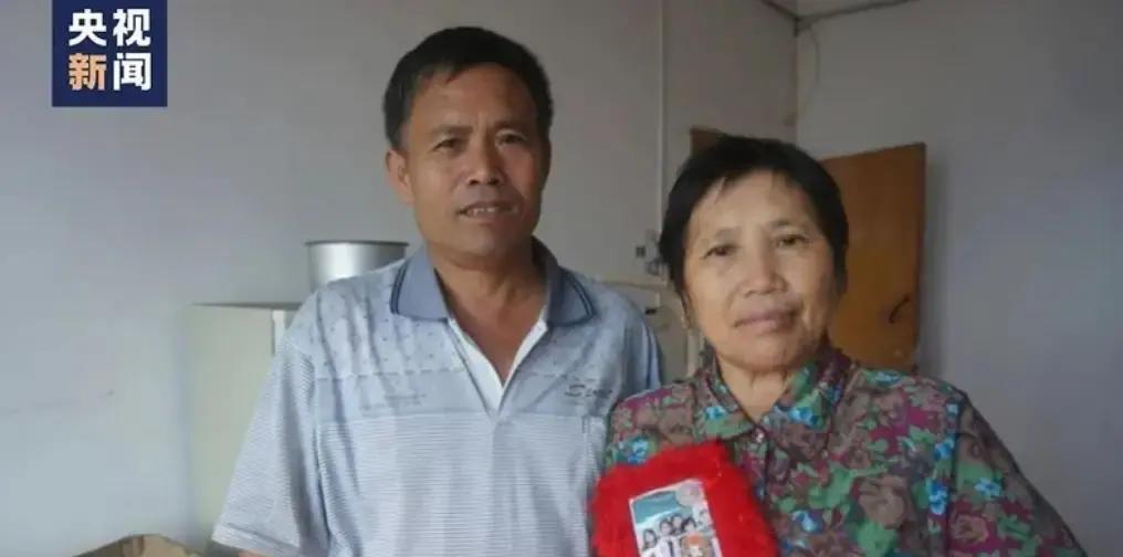 湖南农民李享知25年前把两个没血缘的小丫头接回家。

那年冬天孩子外公半夜敲门，