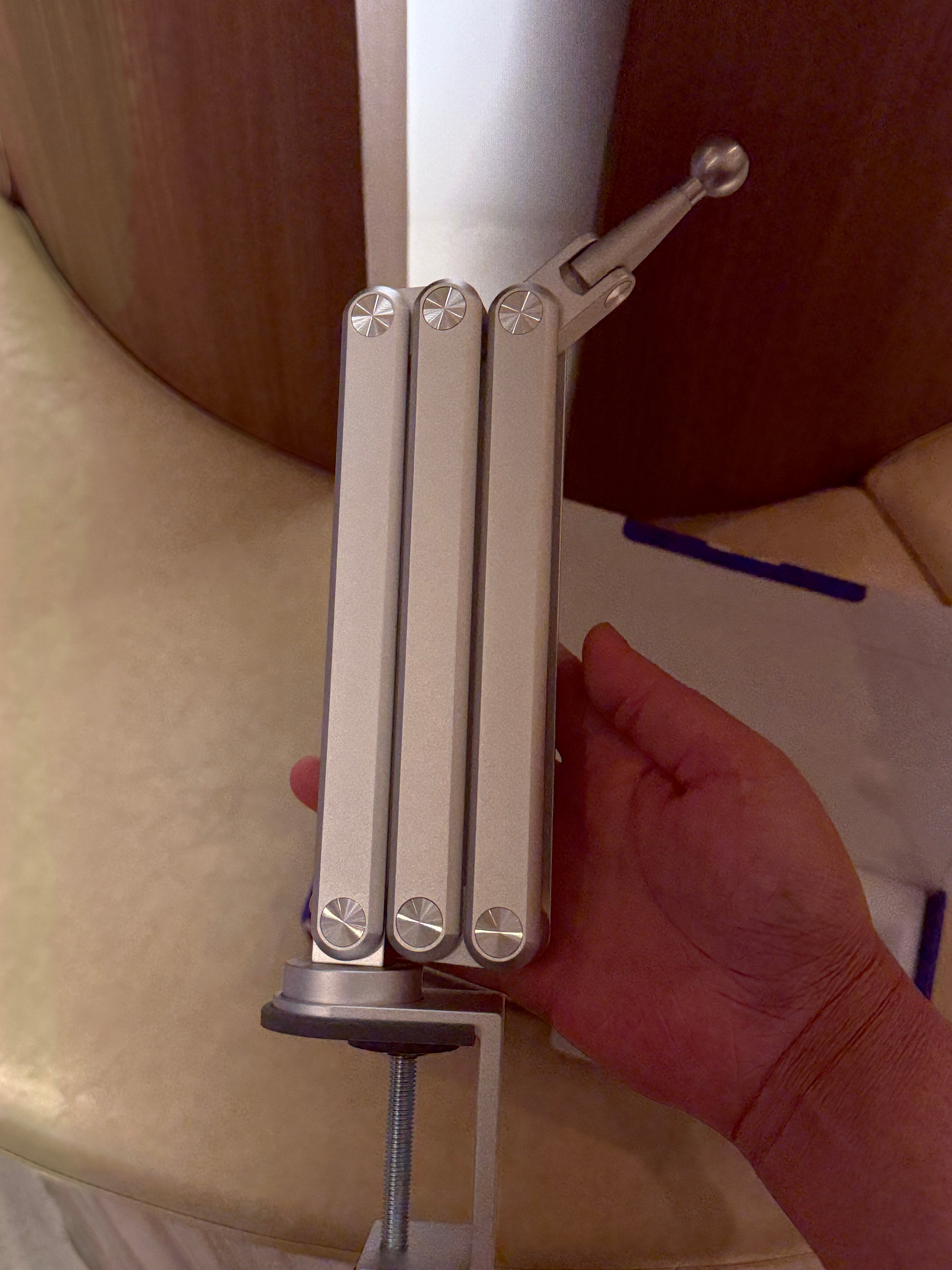 上次有朋友问我能不能搞一个高级点的支架，这不就来了嘛看看这个粗壮的铝合金杆，全铝