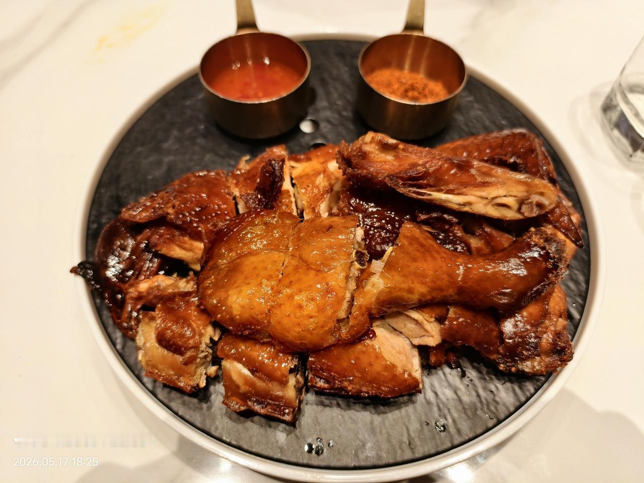 你是不是常常在厨房里烹饪美食?我天天在家做美食，老伴常说我是个“吃货”，什么都能