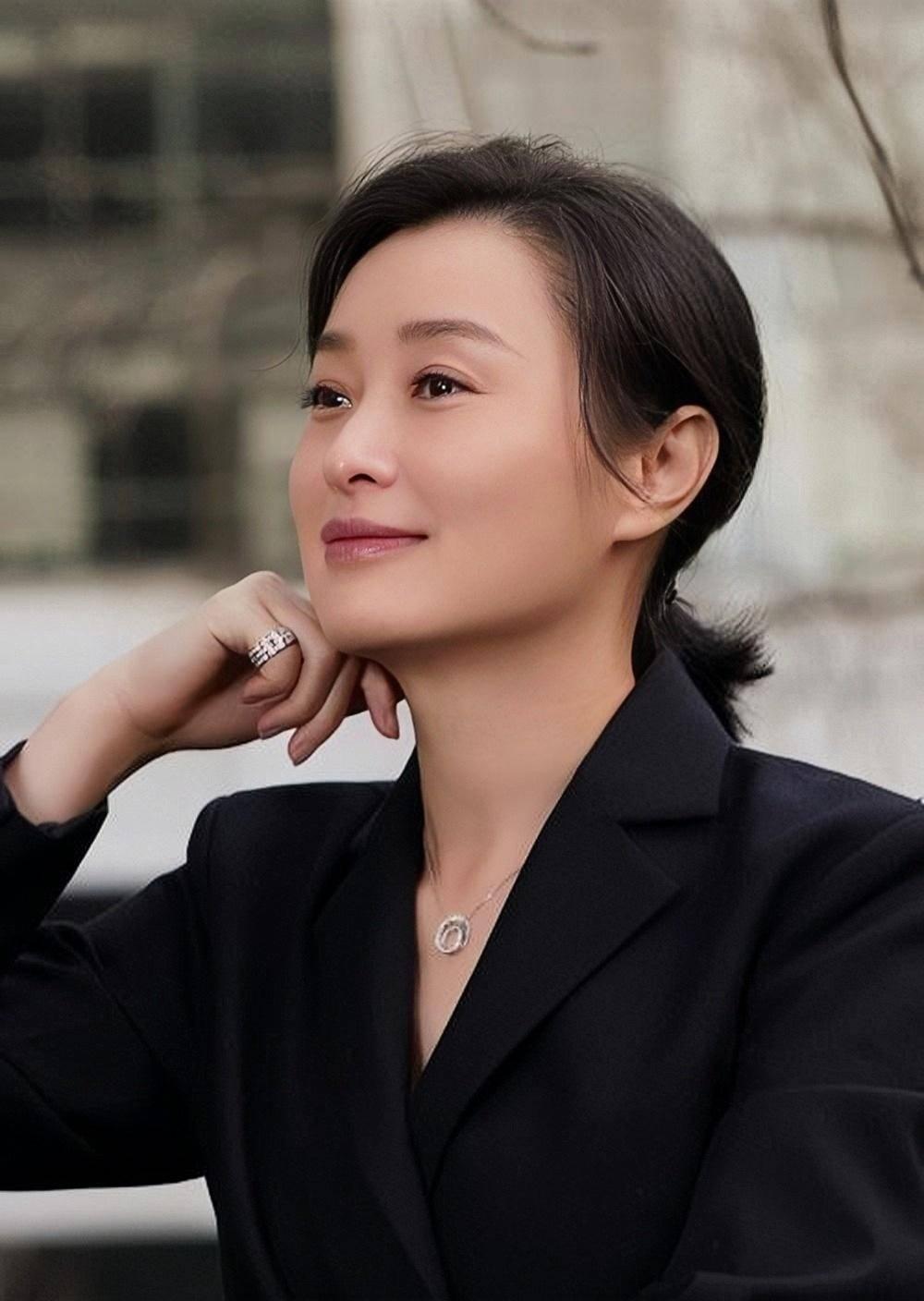 复旦大学教授梁永安一句清醒又通透的话：

“要允许别人会变心，

要允许别人会权