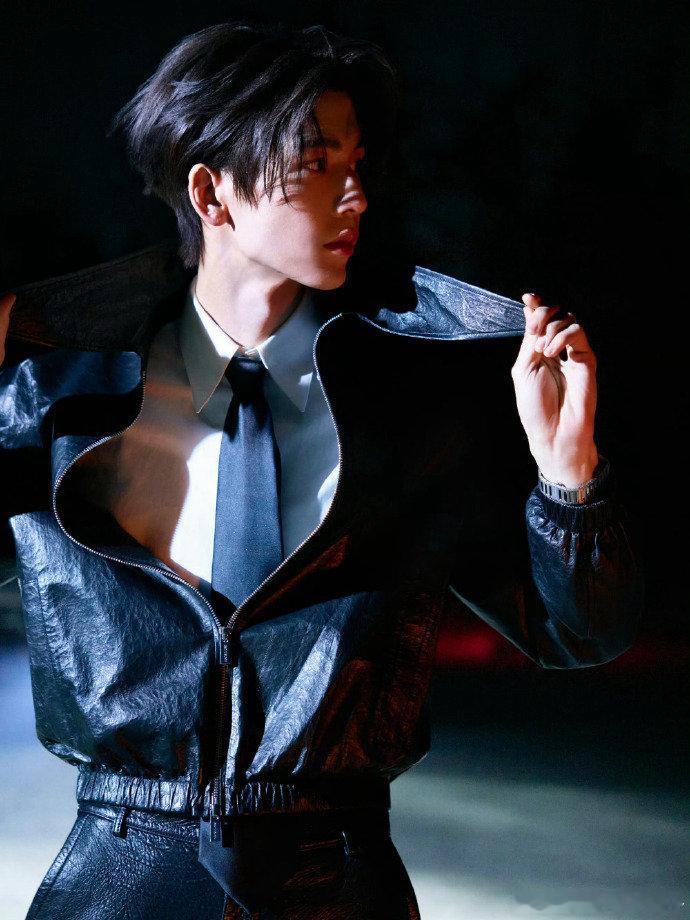 张凌赫电竞文男主来了 张凌赫打游戏侧颜照 张凌赫耳夹皮衣造型 侧颜杀搭配皮衣耳夹